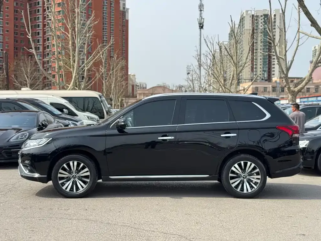Mitsubishi Outlander — фото 10