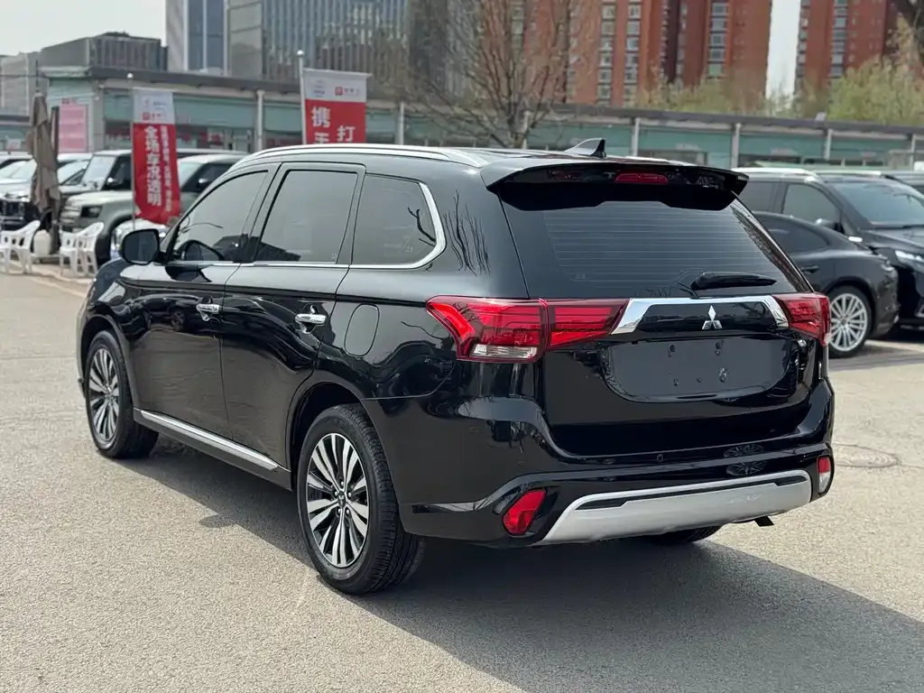 Mitsubishi Outlander — фото 4