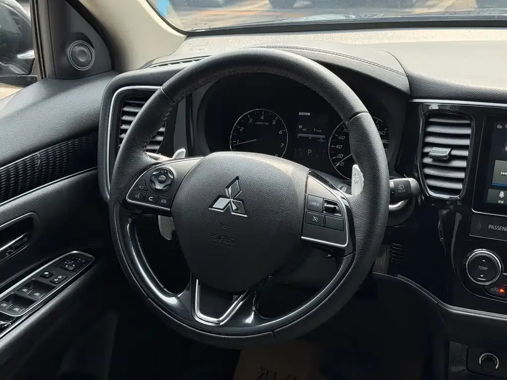 Mitsubishi Outlander — фото 7