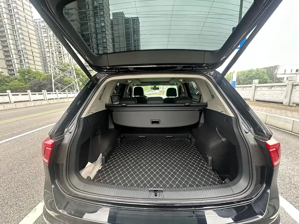 Volkswagen Tiguan L — фото 8
