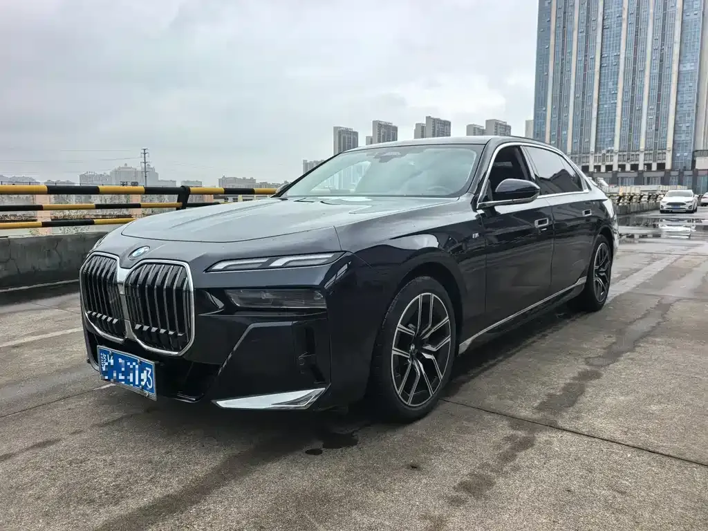 BMW 7 Series — фото 1