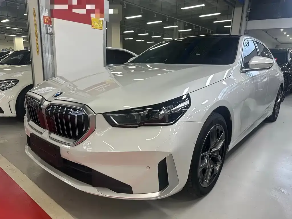 BMW 5 Series — фото 1