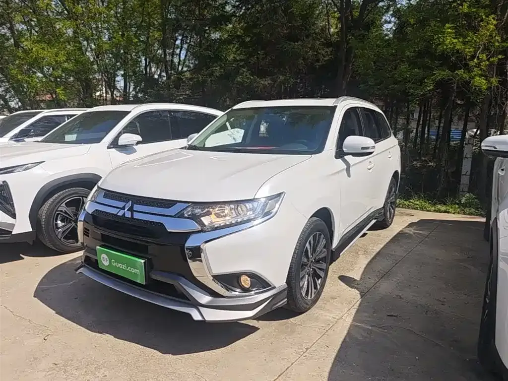Mitsubishi Outlander — фото 1