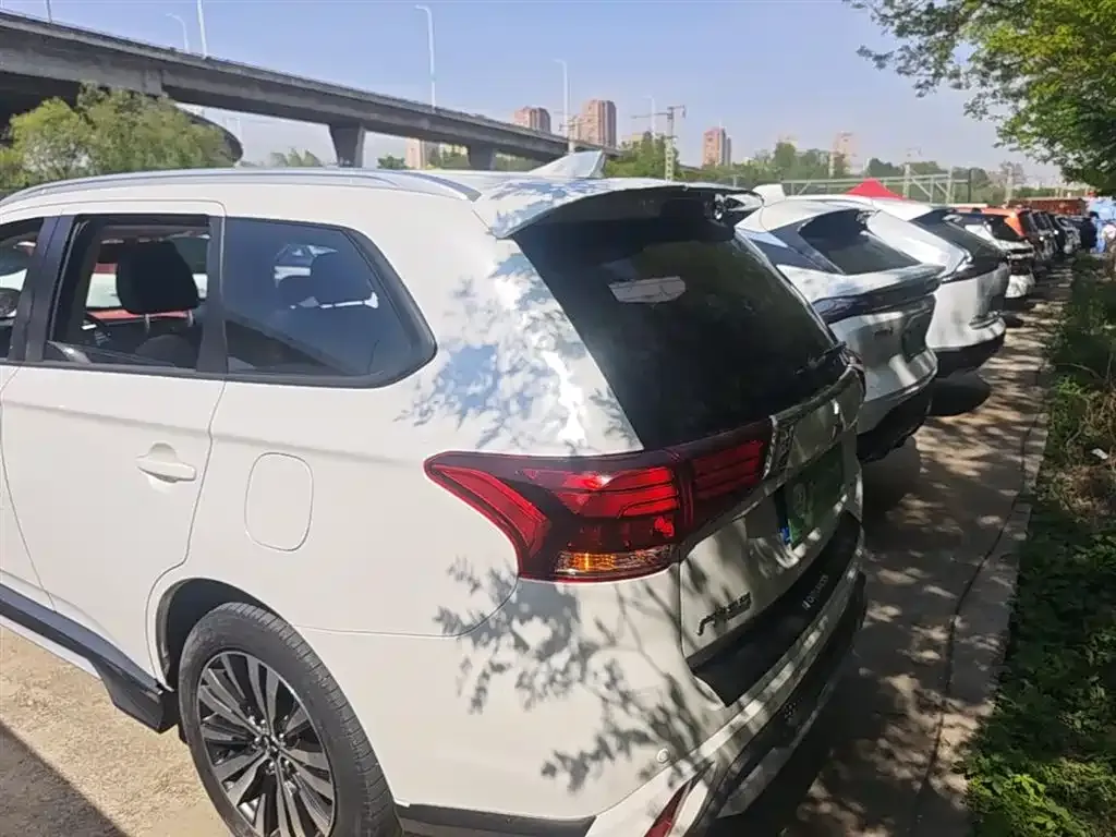 Mitsubishi Outlander — фото 2