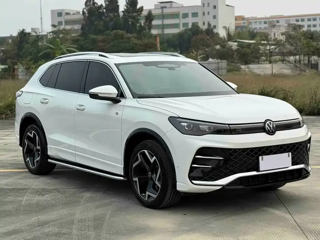 Volkswagen Tiguan L — фото 1