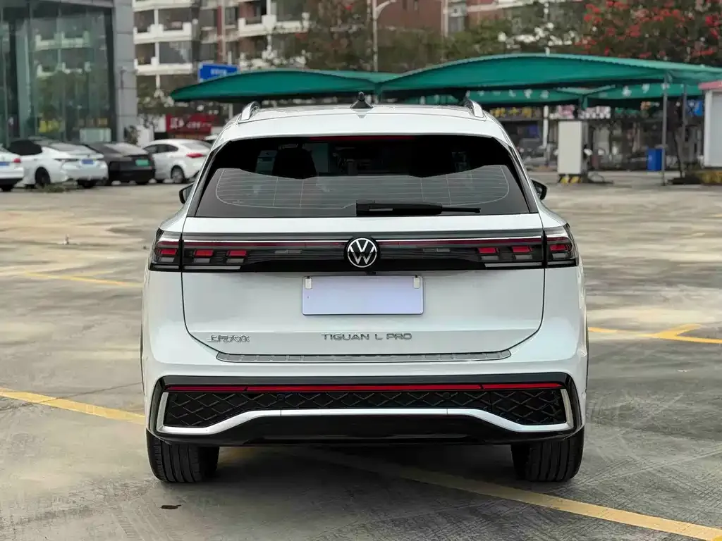 Volkswagen Tiguan L — фото 10