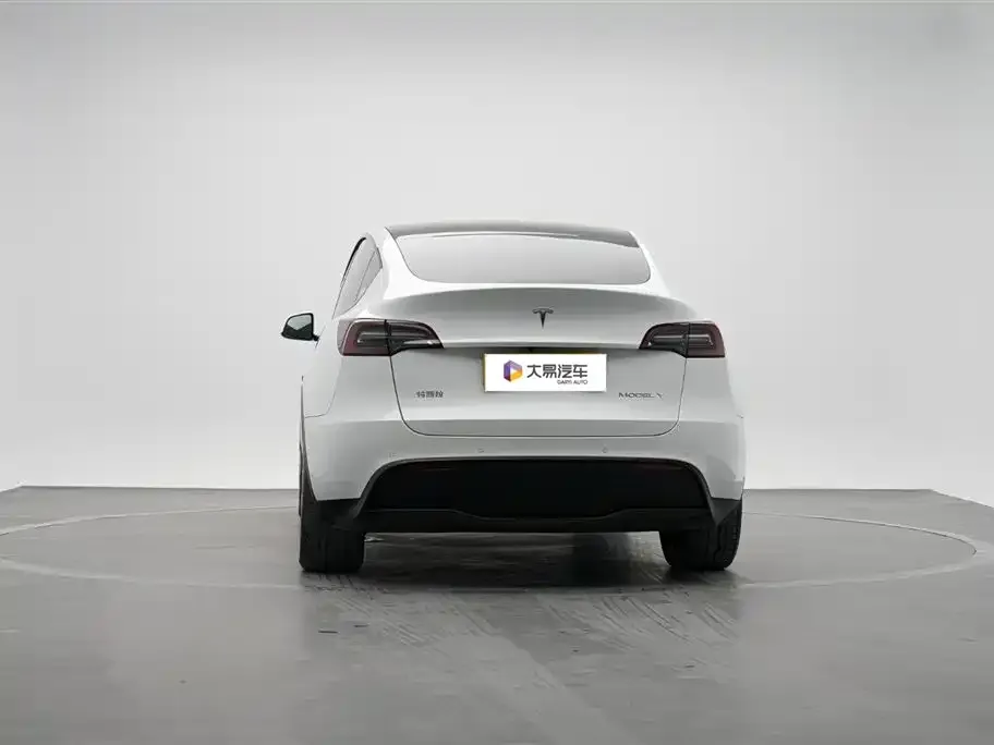 Tesla Model Y — фото 5