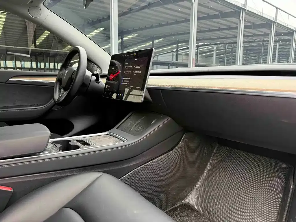 Tesla Model Y — фото 5
