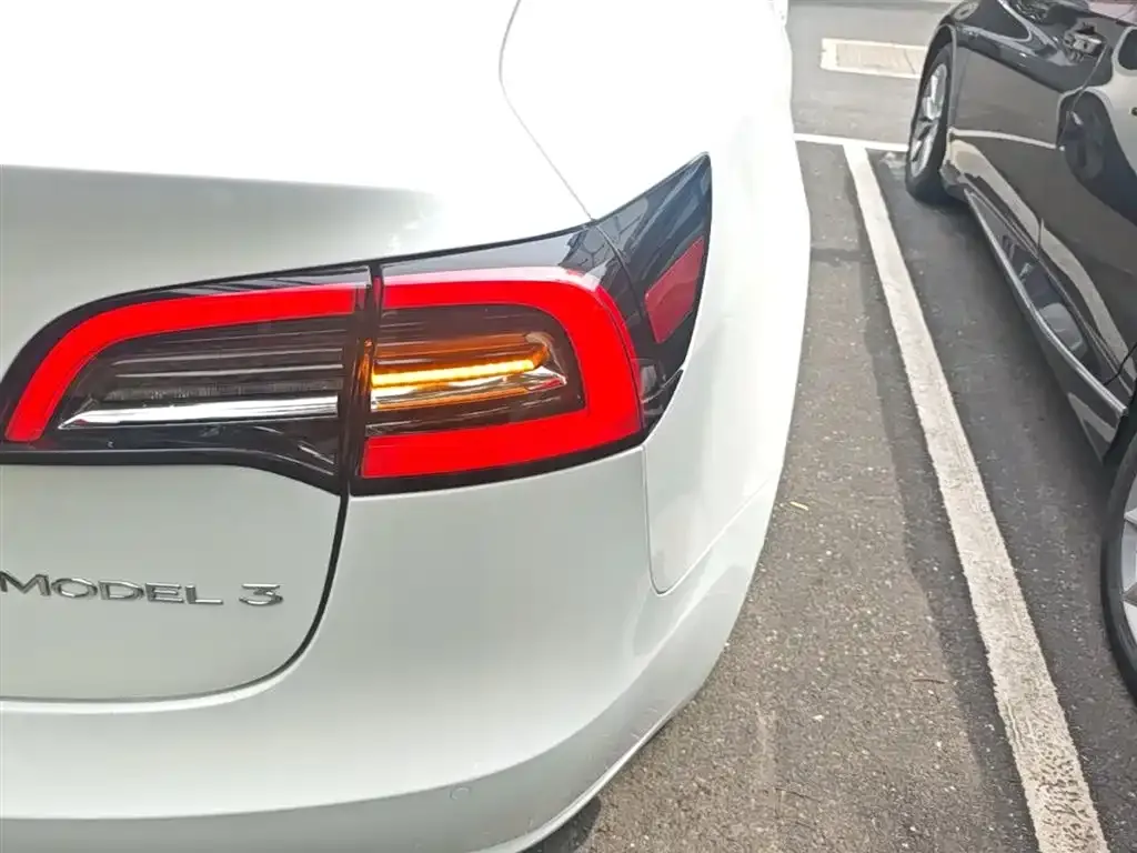 Tesla Model 3 — фото 10