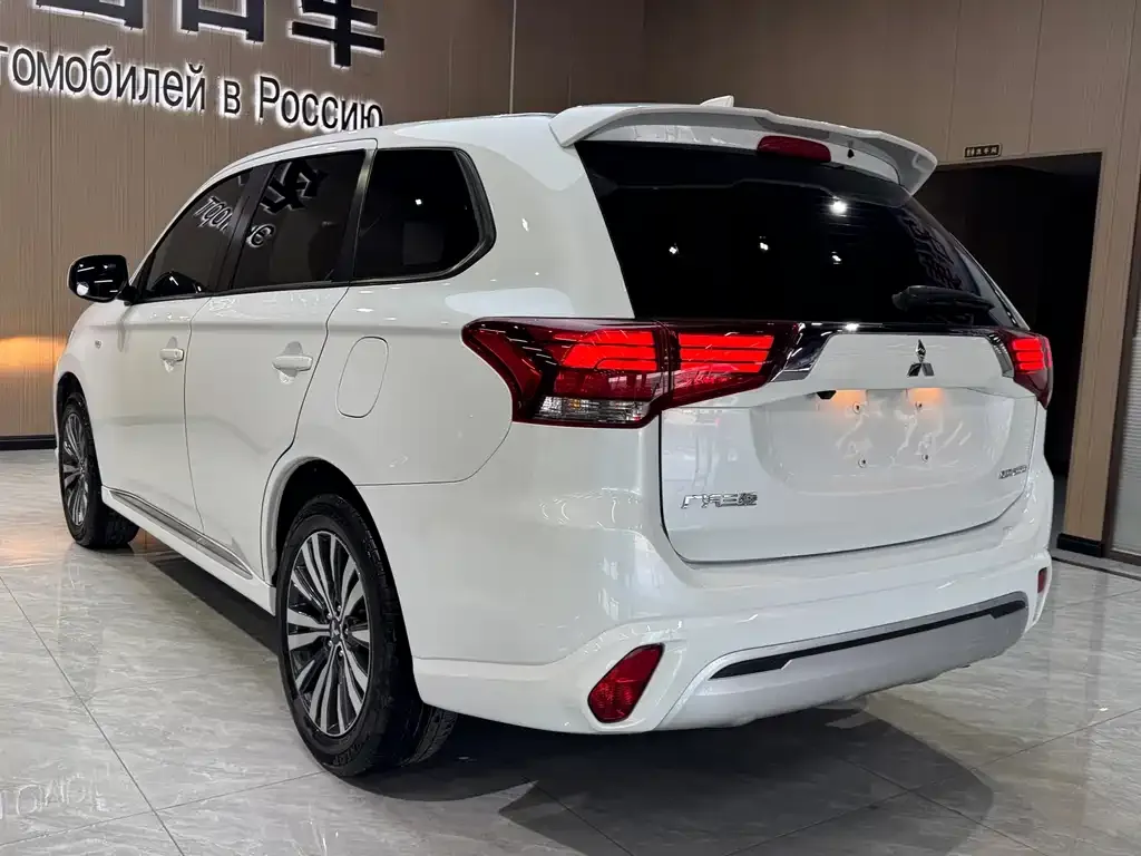 Mitsubishi Outlander — фото 9