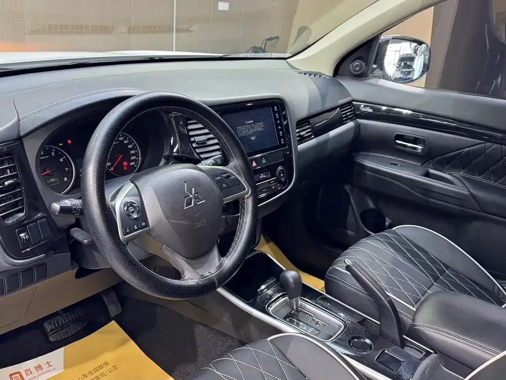 Mitsubishi Outlander — фото 10