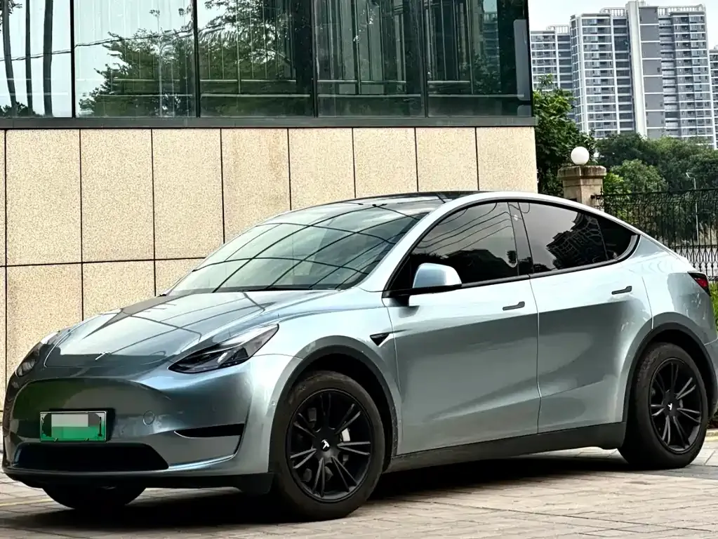 Tesla Model Y — фото 1