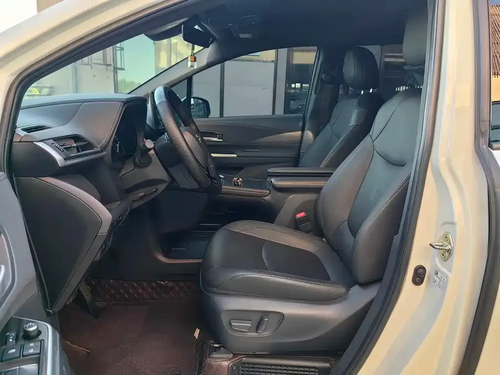 Toyota Sienna — фото 4
