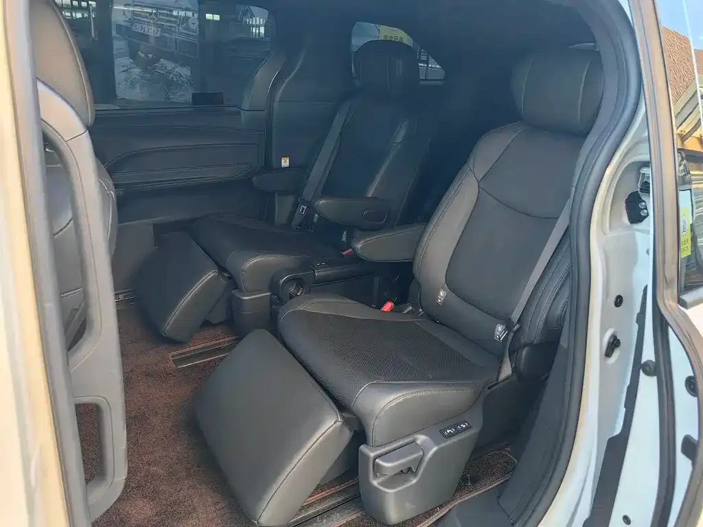Toyota Sienna — фото 8