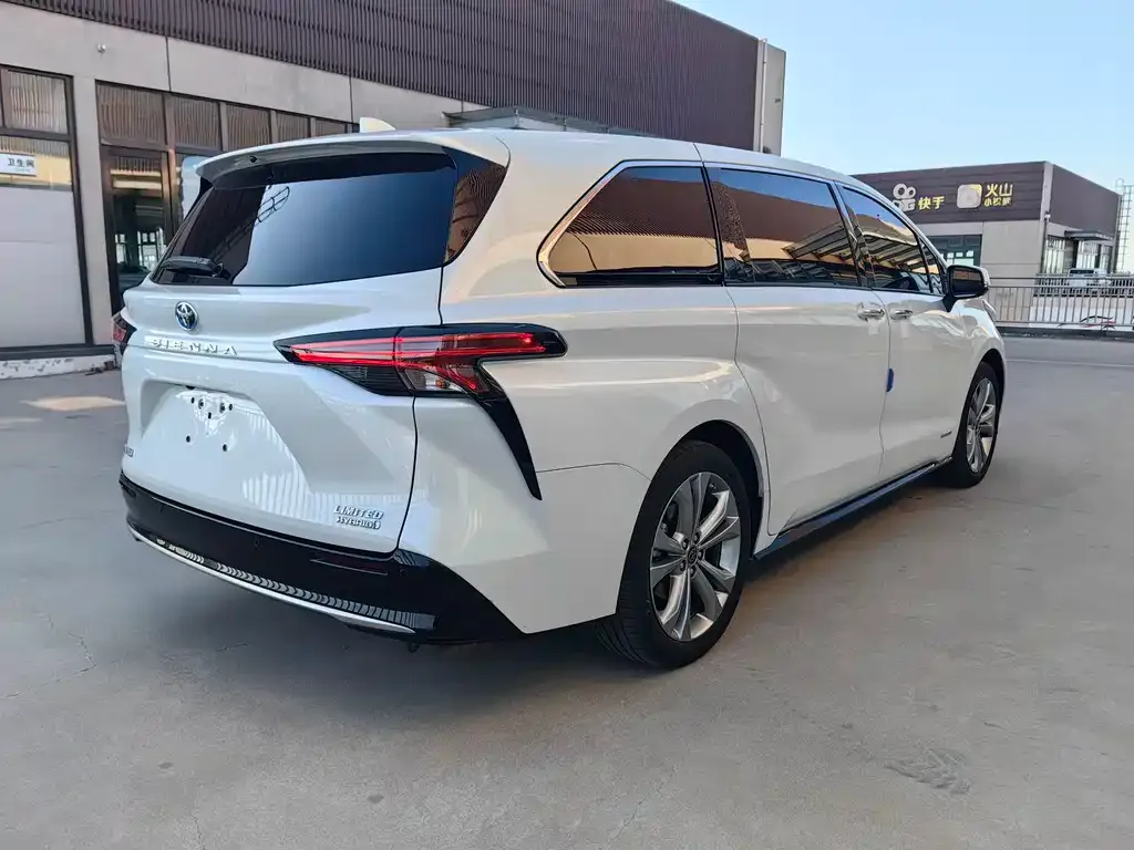Toyota Sienna — фото 9