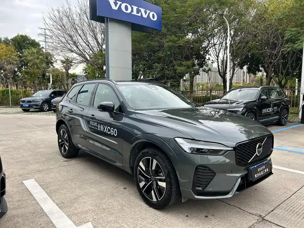 Volvo XC60 — фото 10