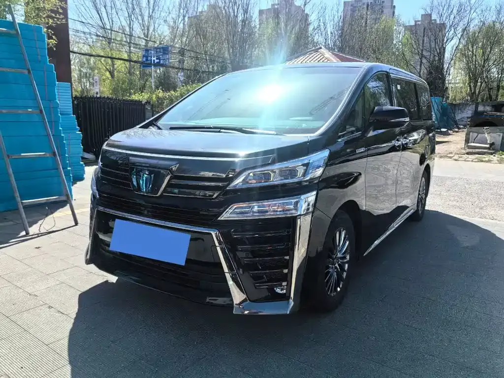 Toyota Vellfire — фото 1