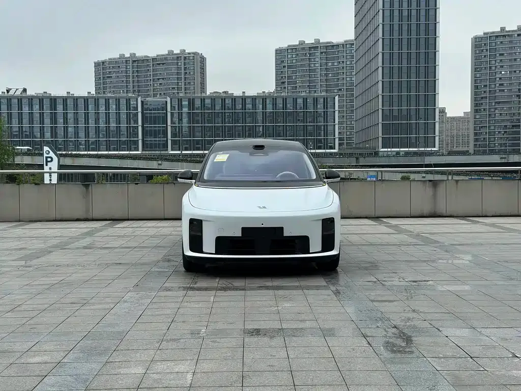 Li Auto i8 — фото 7
