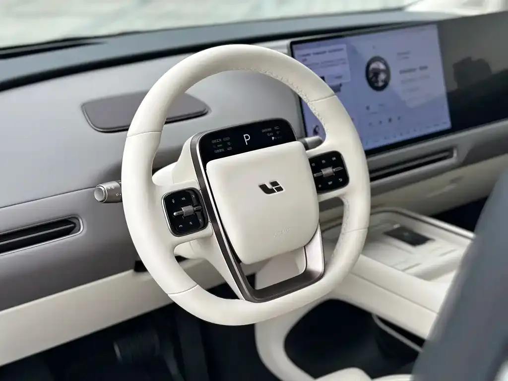 Li Auto i8 — фото 4