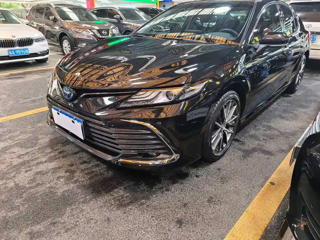 Toyota Camry — фото 1