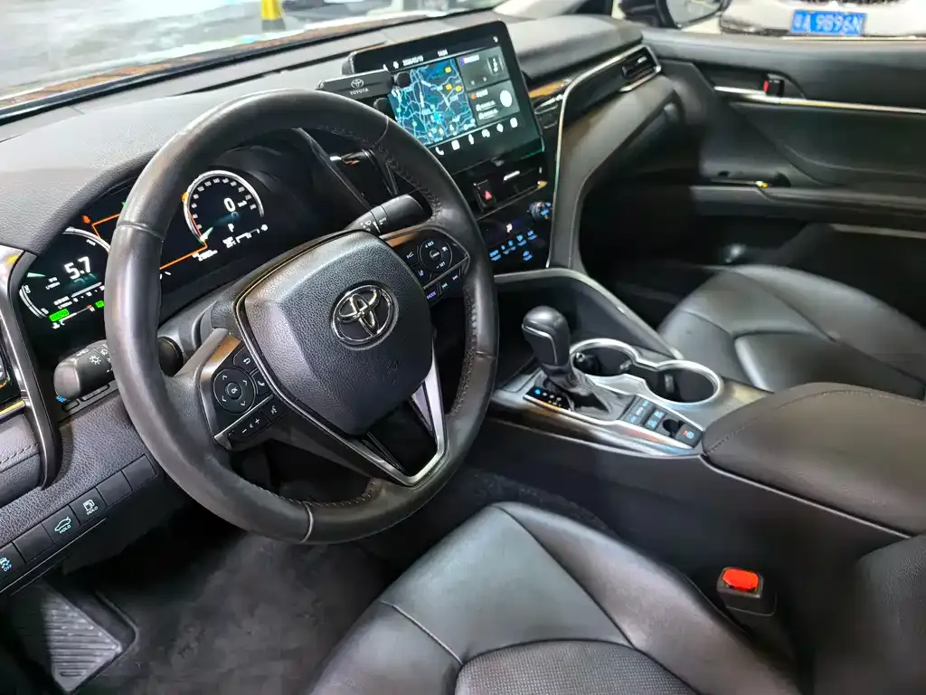 Toyota Camry — фото 2