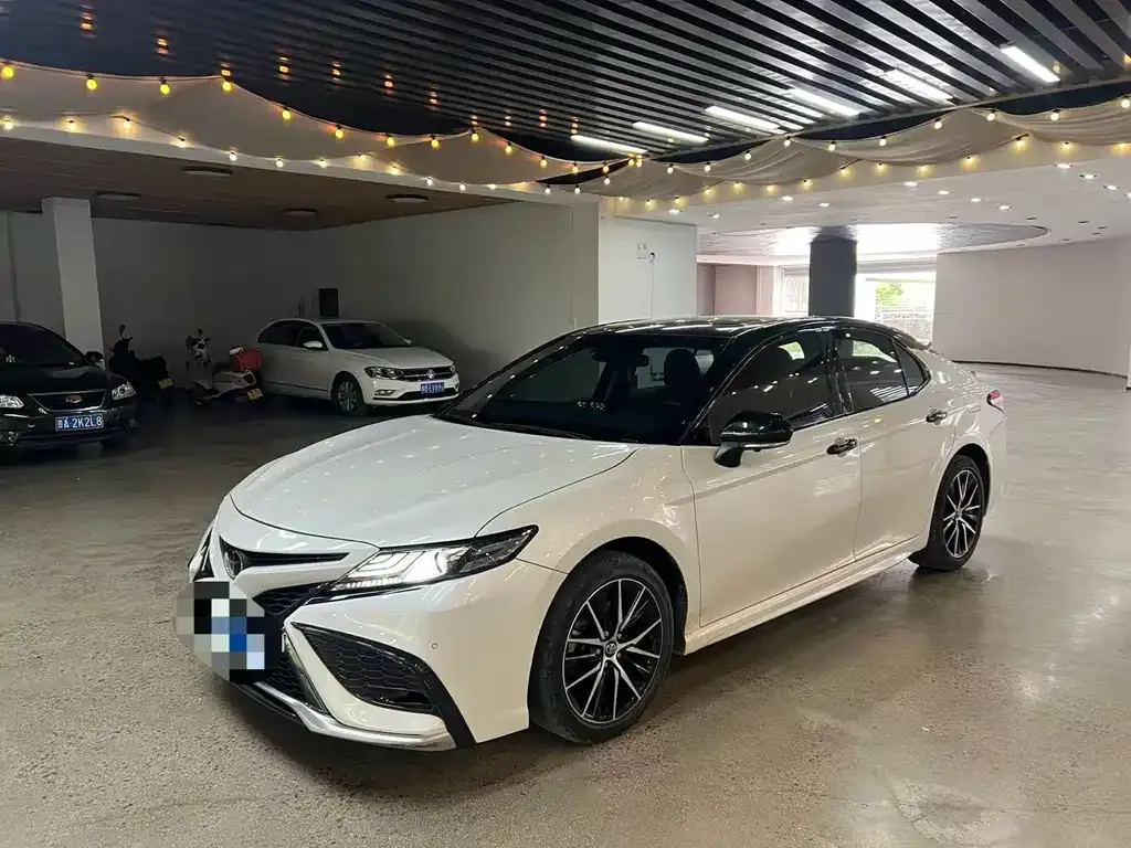 Toyota Camry — фото 1