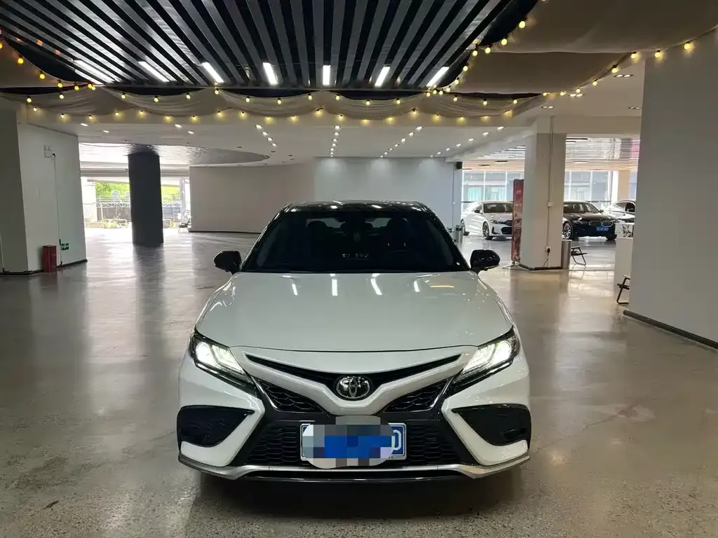 Toyota Camry — фото 5