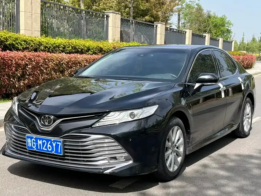 Toyota Camry — фото 1