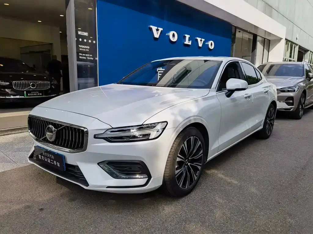 Volvo S60 — фото 1