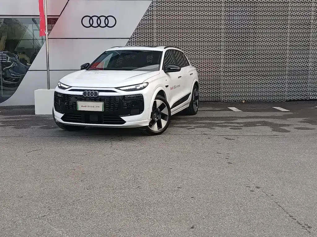 Audi Q6L e-tron — фото 1