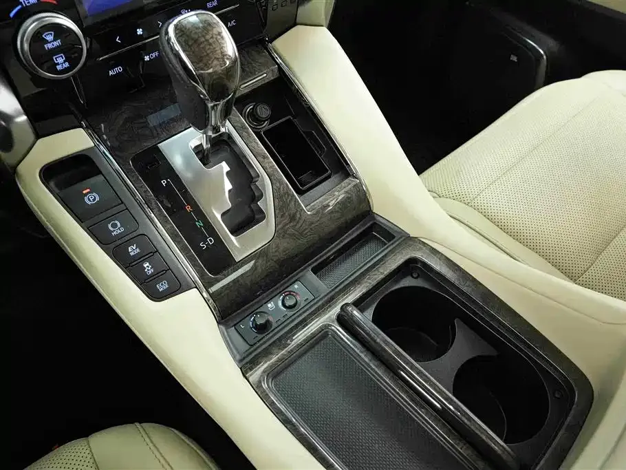 Toyota Alphard — фото 8