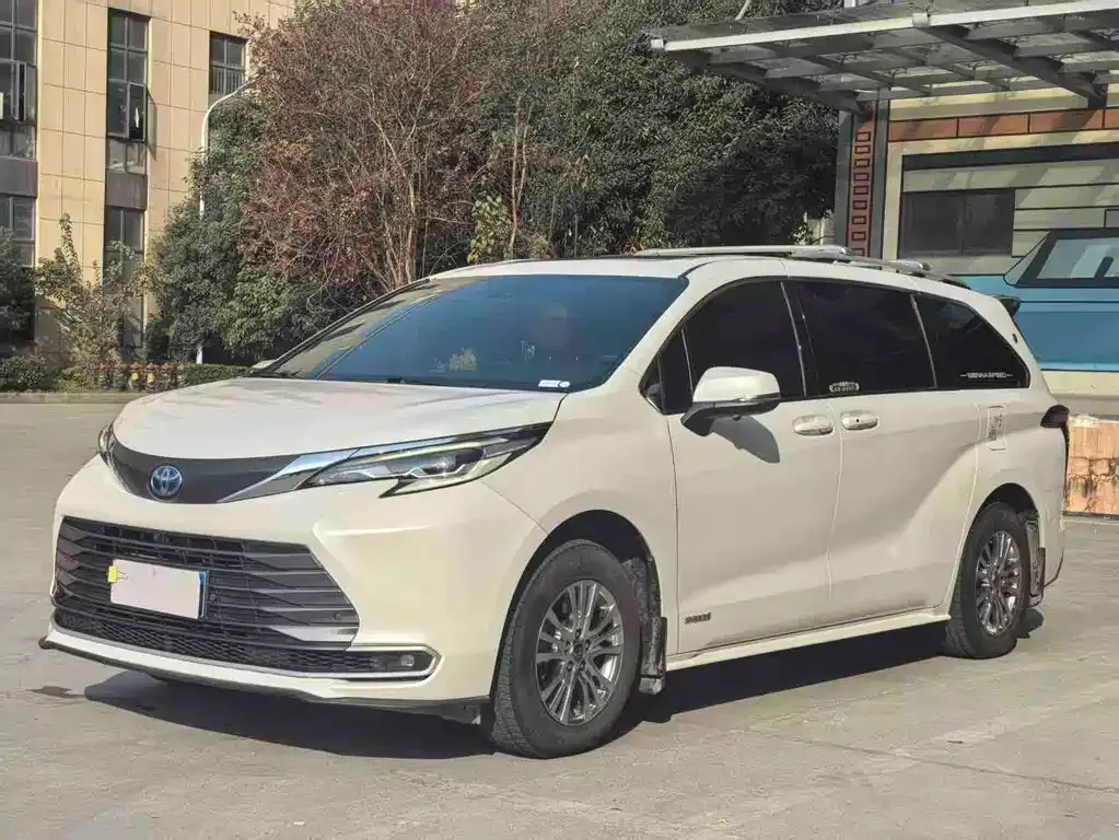Toyota Sienna — фото 1