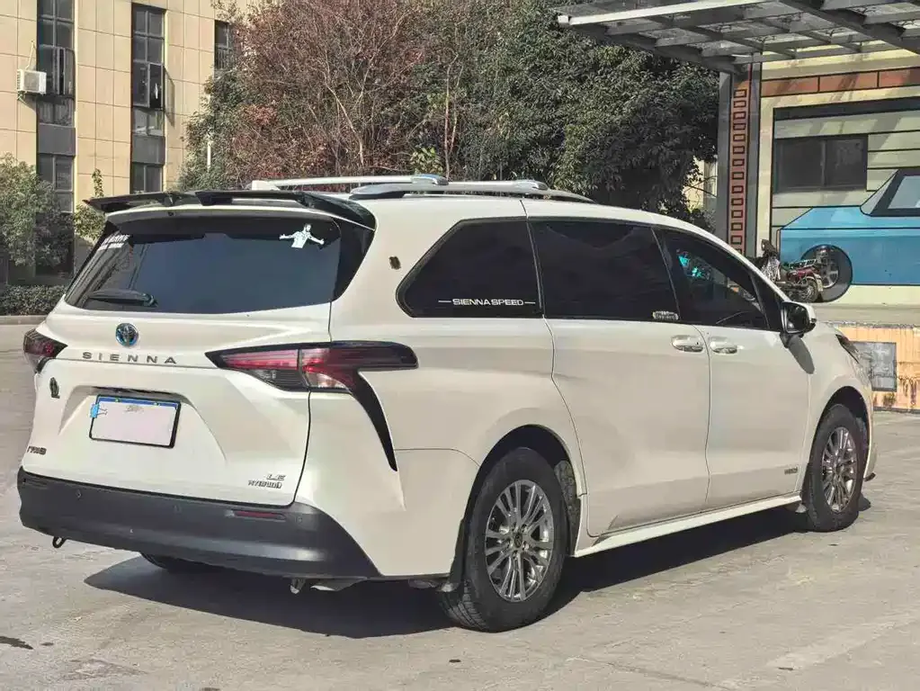 Toyota Sienna — фото 8