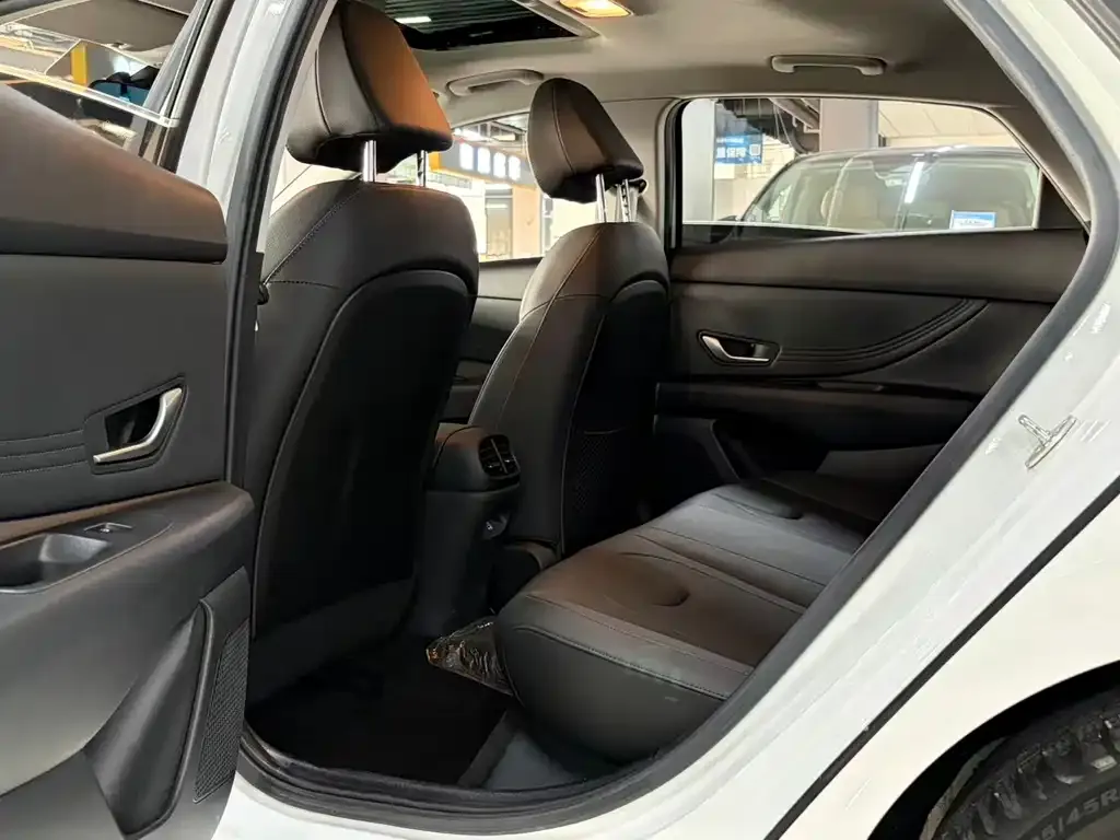 Hyundai Elantra — фото 4