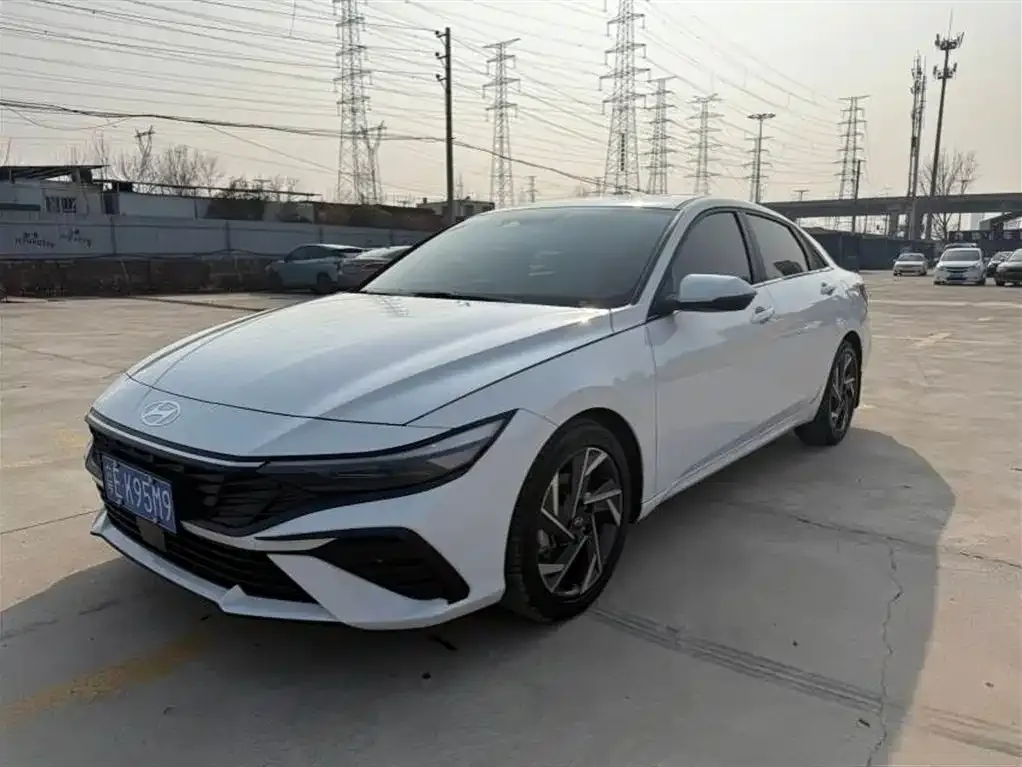 Hyundai Elantra — фото 1