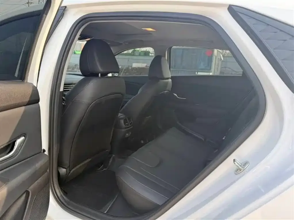 Hyundai Elantra — фото 3