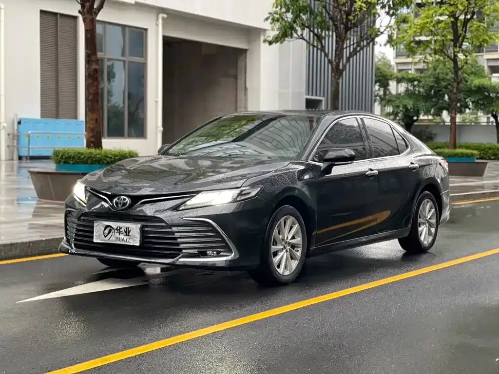 Toyota Camry — фото 1