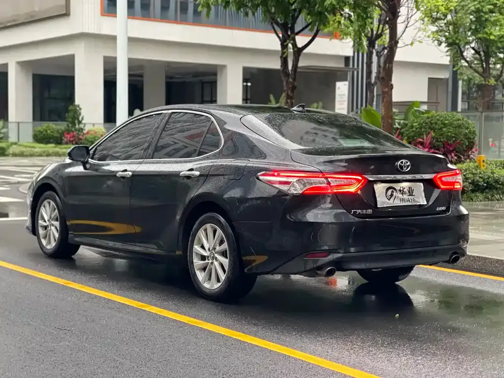 Toyota Camry — фото 3