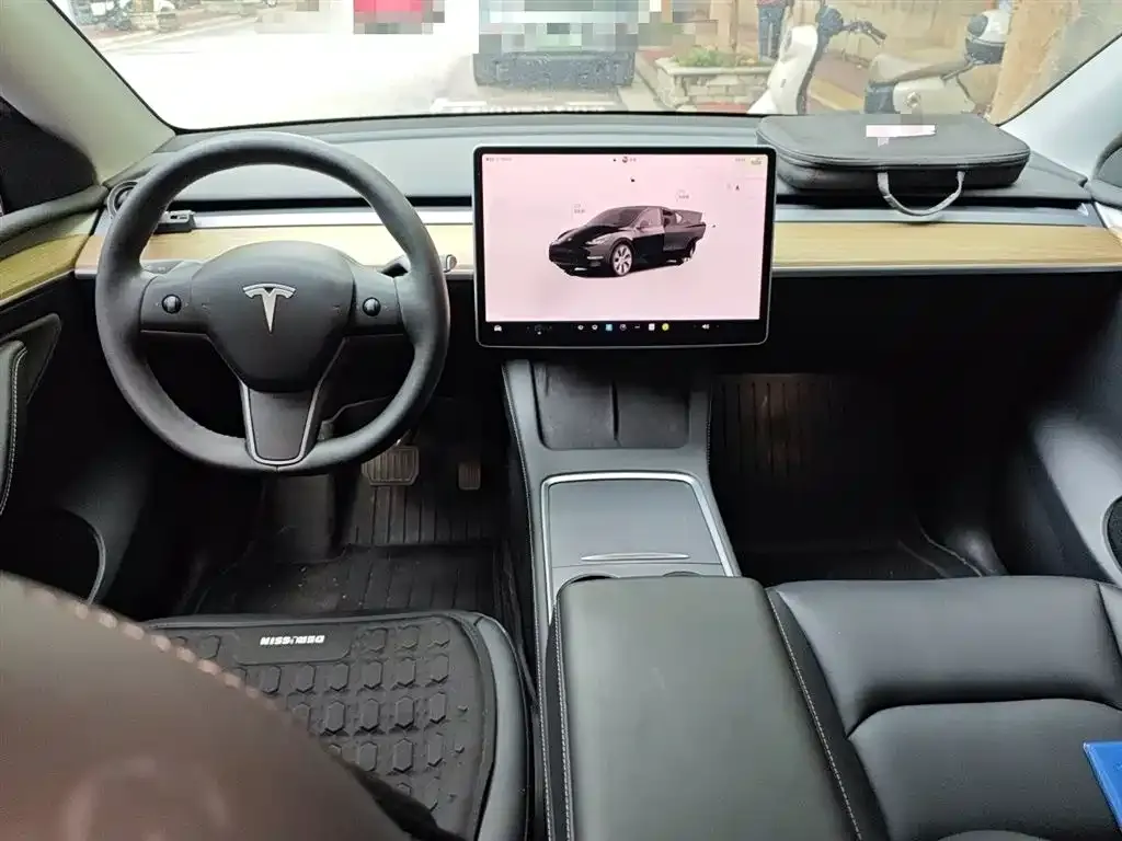 Tesla Model Y — фото 9