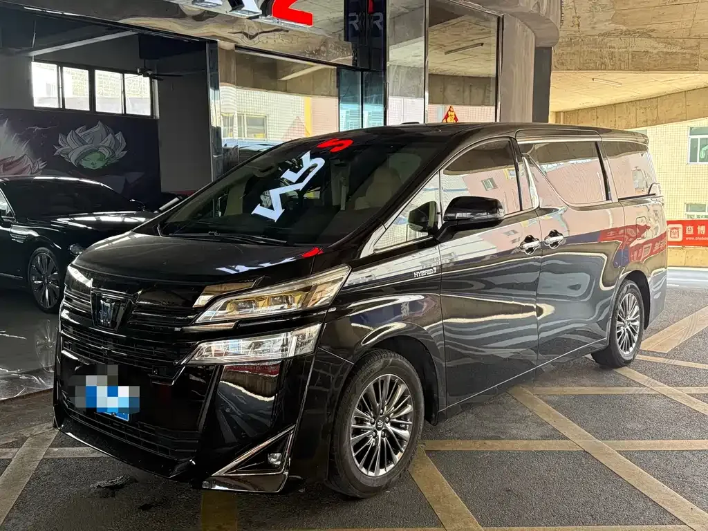Toyota Vellfire — фото 1