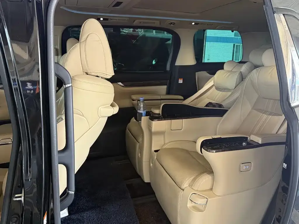 Toyota Vellfire — фото 3