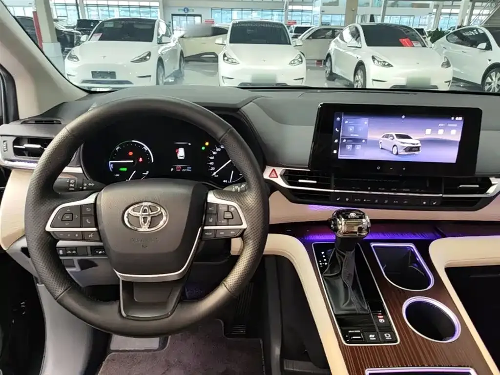 Toyota Sienna — фото 5