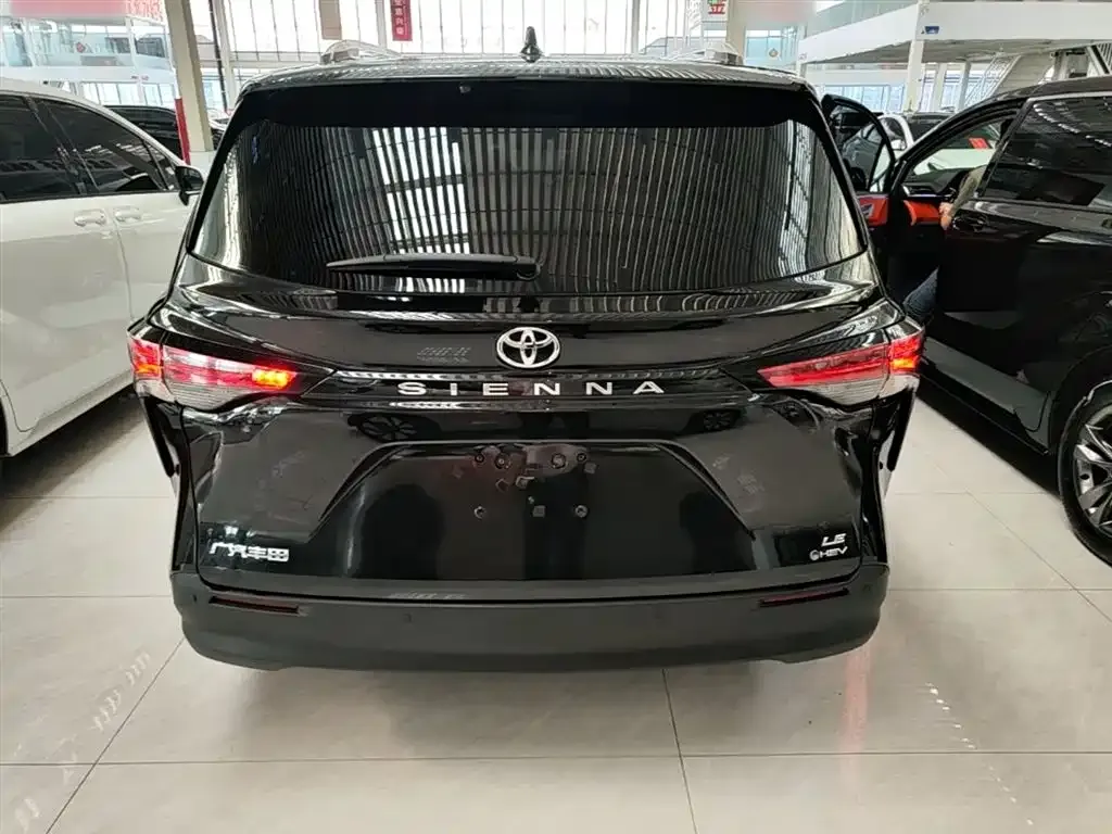 Toyota Sienna — фото 10