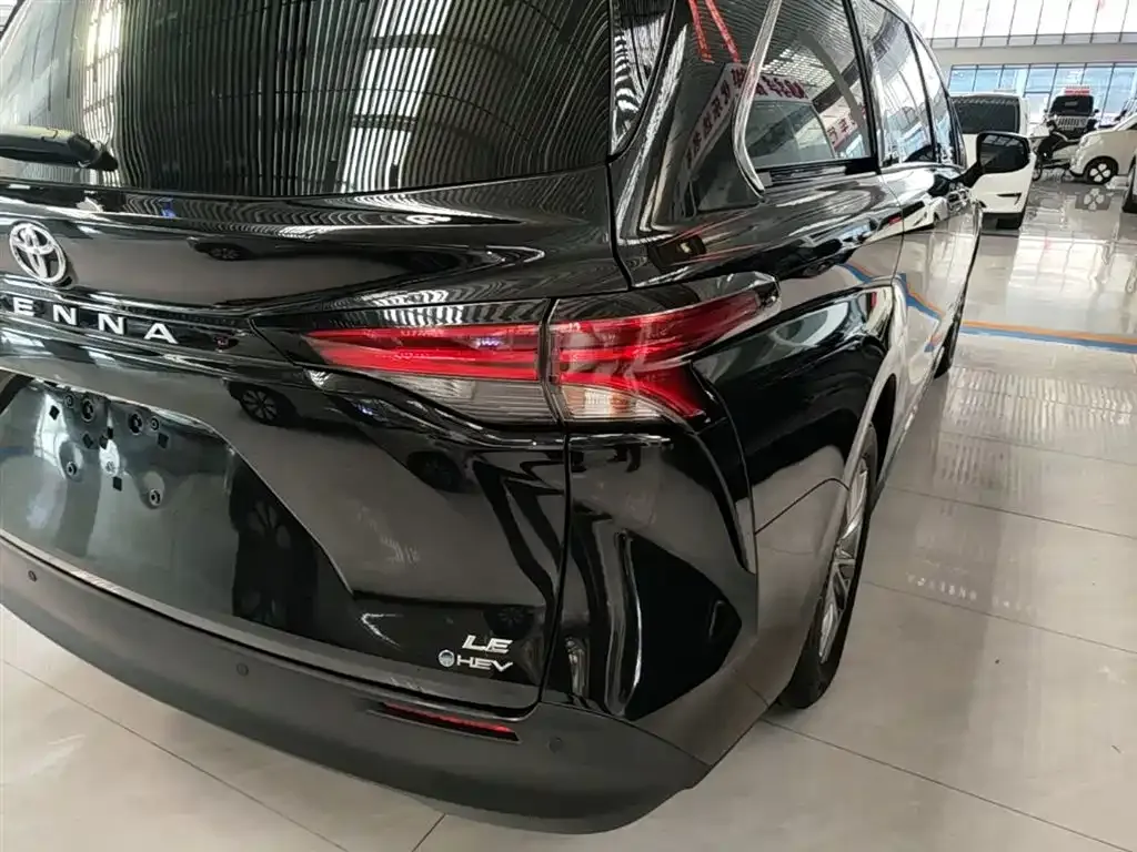 Toyota Sienna — фото 4