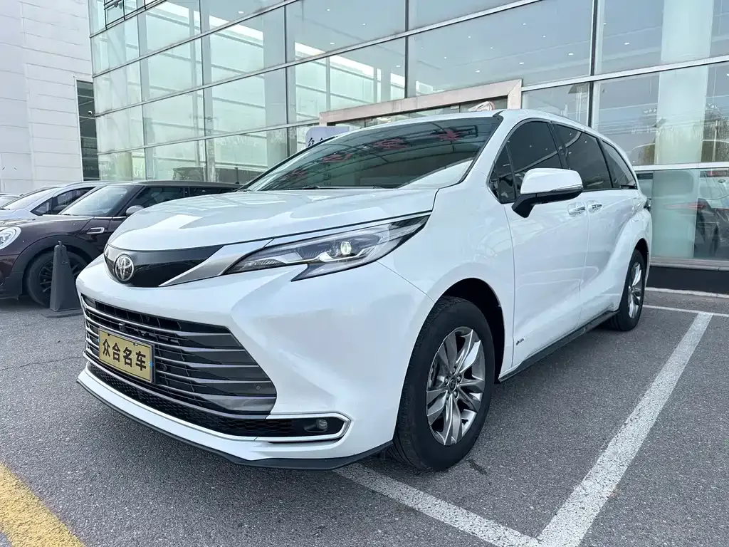Toyota Sienna — фото 1