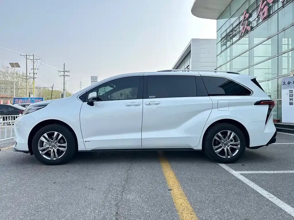 Toyota Sienna — фото 9
