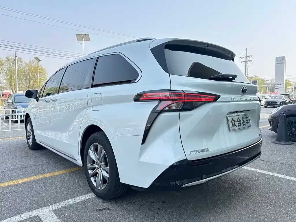 Toyota Sienna — фото 2