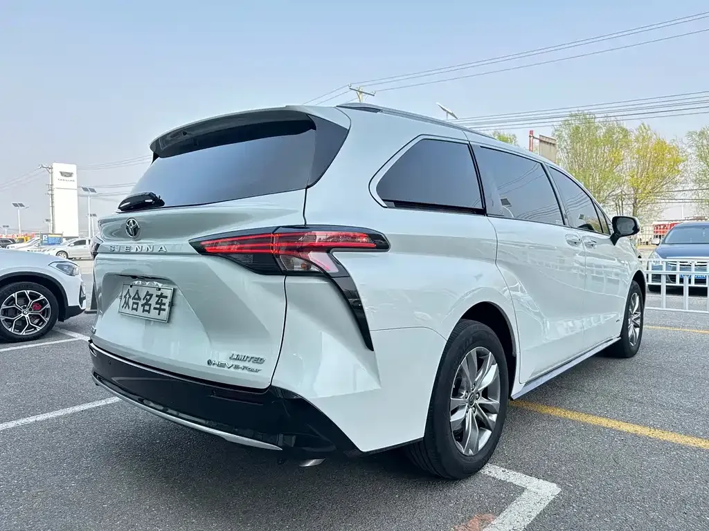 Toyota Sienna — фото 3