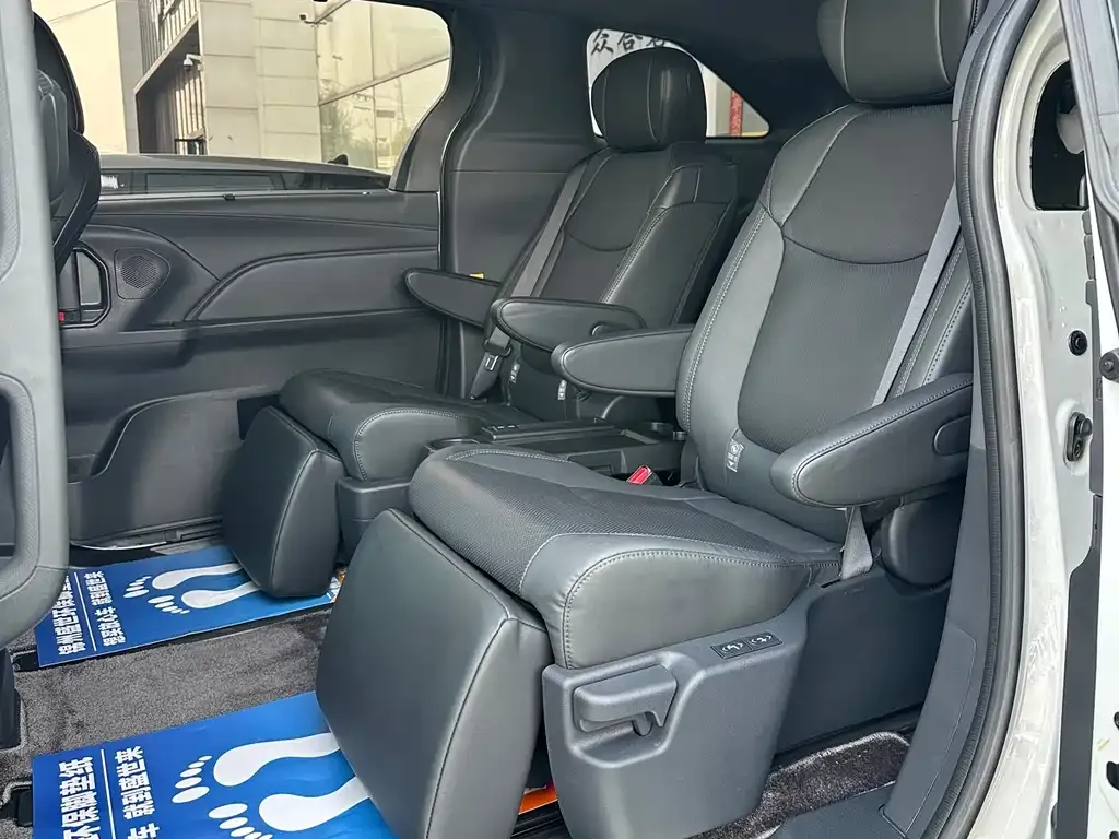 Toyota Sienna — фото 8