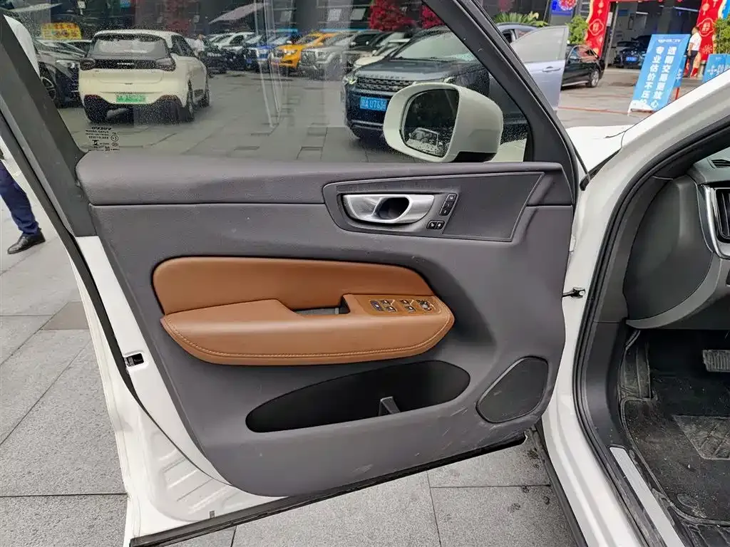 Volvo XC60 2024 из CN, фото 2